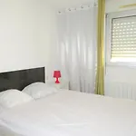 2 Pieces Avec Parking, Tennis Et Loggia A 300m De La - Fr-1-338-431 *